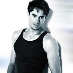 Dice Enrique Iglesias que conoció a su primera novia en un club de Dice Enrique Iglesias que conoció a su primera novia en un club de