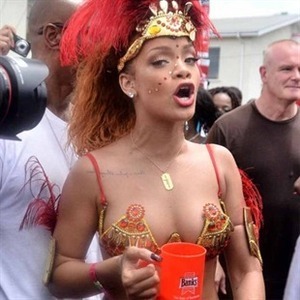 Rihanna se pilla una borrachera de escándalo con sus amigas Rihanna se pilla una borrachera de escándalo con sus amigas