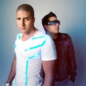 Cali & El Dandee lanzan su nuevo disco 3 A.M. Cali & El Dandee lanzan su nuevo disco 3 A.M.