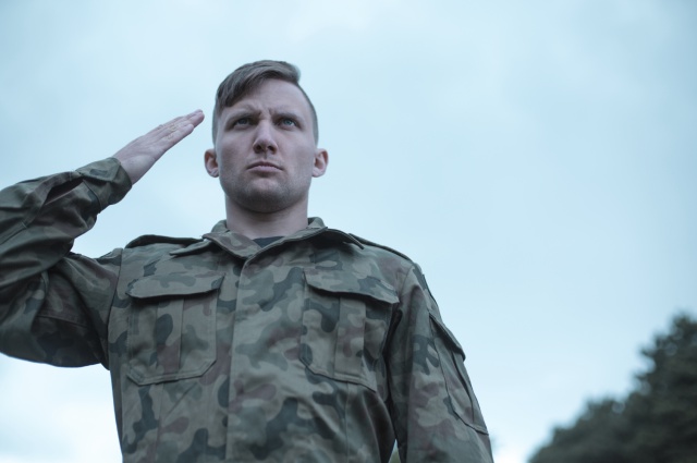 Es gay y sus compañeros le han presionado para que abandone el Ejército Es gay y sus compañeros le han presionado para que abandone el Ejército