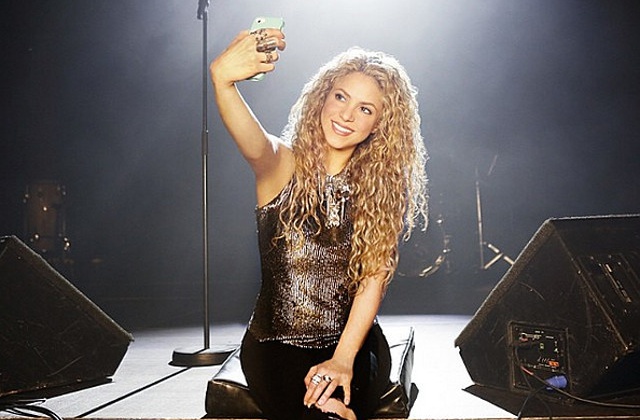 Ya sabemos la técnica de Shakira para hacerse el selfie perfecto
