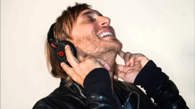 David Guetta: Fútbol, trabajo y atraco David Guetta: Fútbol, trabajo y atraco