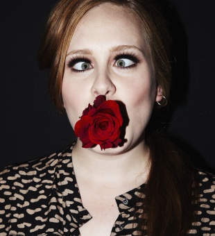 Adele atacada por un murciélago y otros 12 momentos random en un concierto