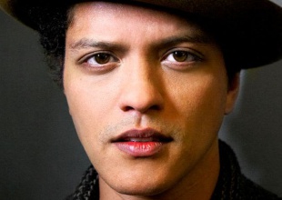 Así suena el esperadísimo nuevo álbum de Bruno Mars: funky, sexy, explosivo...
