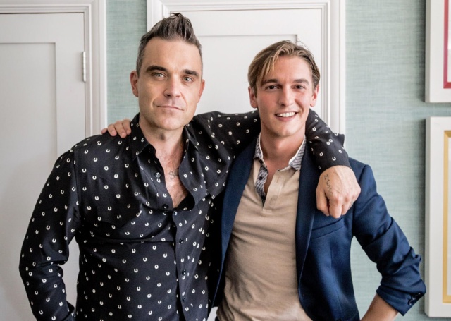 Xavi Martínez sienta a Robbie Williams en el sofá del #real