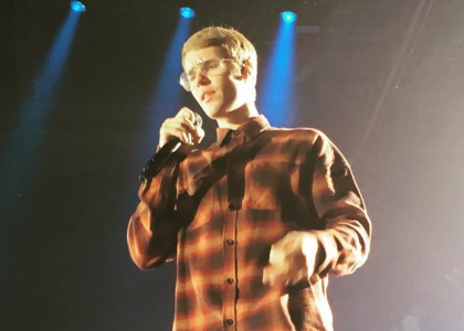 Justin Bieber y más cantantes que se ponen gafas y parecen muy intelectuales Justin Bieber y más cantantes que se ponen gafas y parecen muy intelectuales