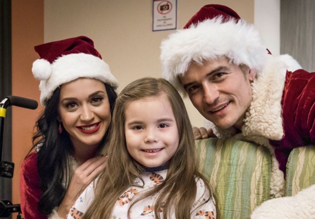 Katy Perry y Orlando Bloom, de Papá Noel por una buena causa Katy Perry y Orlando Bloom, de Papá Noel por una buena causa