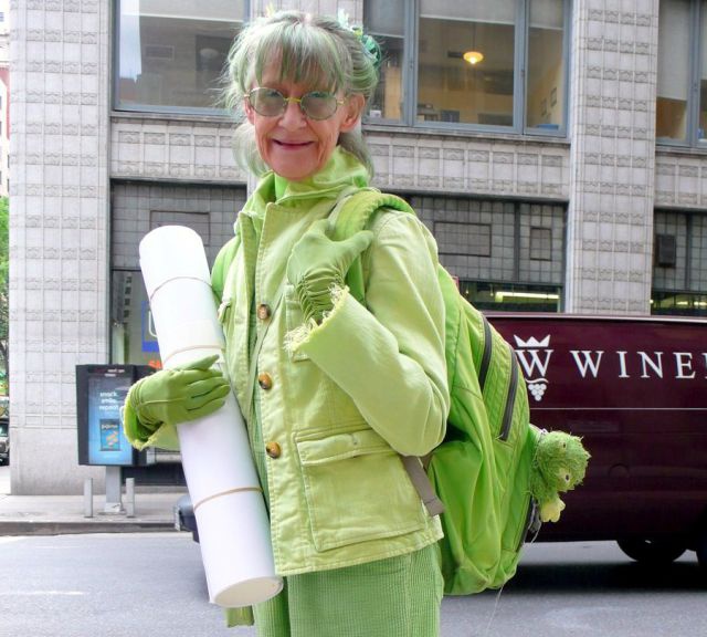 Una señora de 75 años sólo usa el color verde desde hace 20 años Una señora de 75 años sólo usa el color verde desde hace 20 años