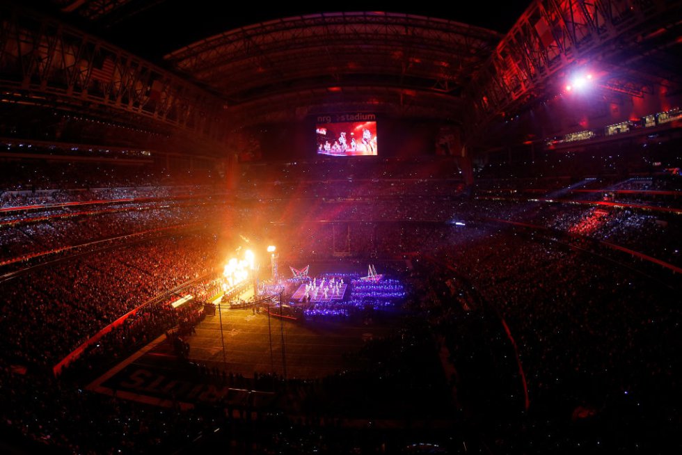 Acrobacias, color y fuego en la Super Bowl de Lady Gaga Acrobacias, color y fuego en la Super Bowl de Lady Gaga