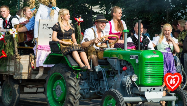 Un hombre se gasta 1.750 euros para convertir su tractor en una discoteca móvil Un hombre se gasta 1.750 euros para convertir su tractor en una discoteca móvil