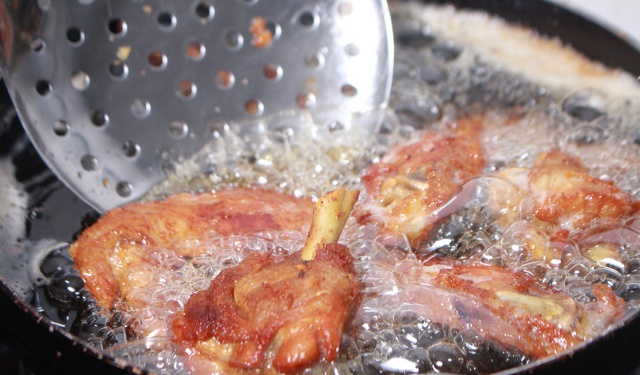 Les multan porque su casa huele a fritanga Les multan porque su casa huele a fritanga
