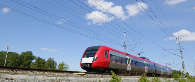 Vecinos de Buñol paran un tren, al celebrar una fiesta en las vías Vecinos de Buñol paran un tren, al celebrar una fiesta en las vías