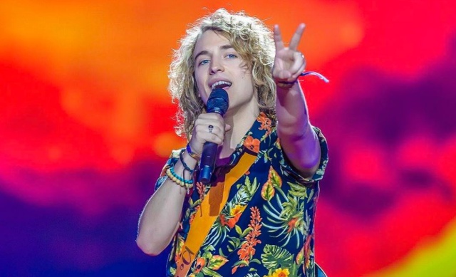Manel Navarro se monta sobre una tabla de surf en Eurovisión Manel Navarro se monta sobre una tabla de surf en Eurovisión