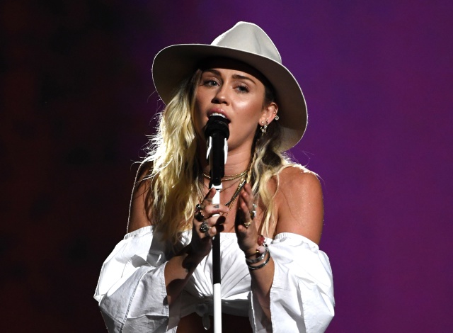 Miley Cyrus echa más de una lagrimilla cantando Malibu Miley Cyrus echa más de una lagrimilla cantando Malibu