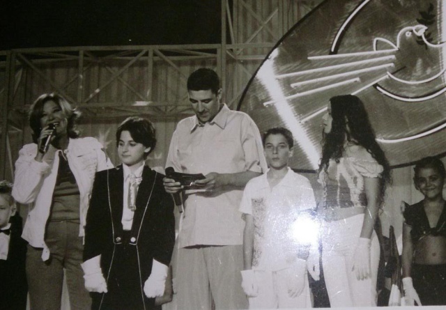 ¿Quién es el niño que aparece a la derecha de Tony Aguilar en esta foto? ¿Quién es el niño que aparece a la derecha de Tony Aguilar en esta foto?