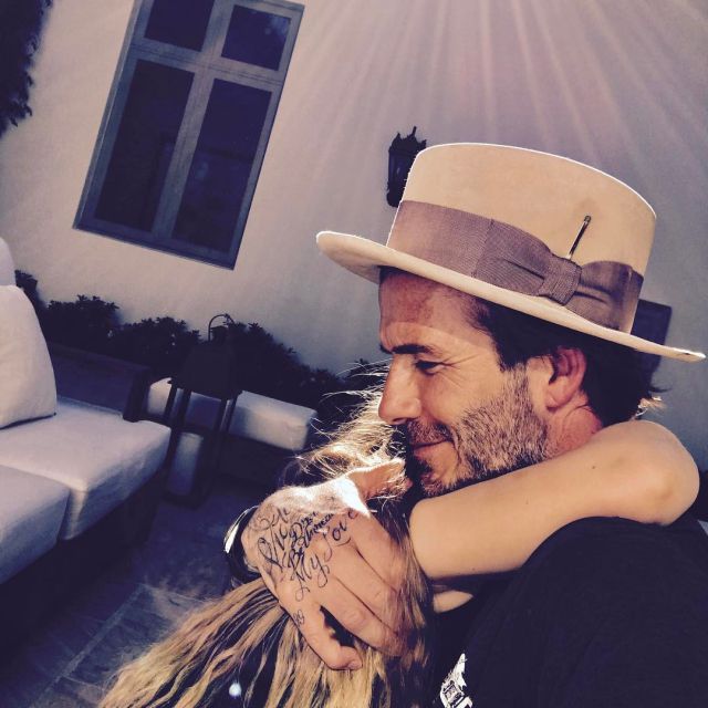 David Beckham la lía con un beso en la boca a su hija David Beckham la lía con un beso en la boca a su hija