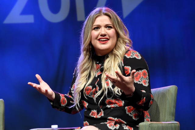 Kelly Clarkson ridiculiza a un trol que la llamó gorda Kelly Clarkson ridiculiza a un trol que la llamó gorda