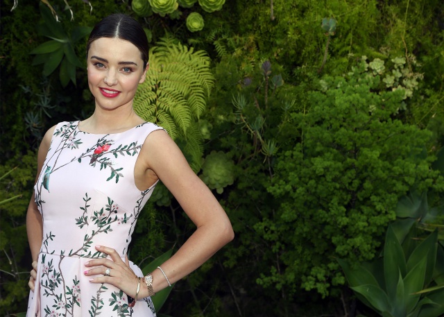 Miranda Kerr demuestra cómo se tiene que casar una modelo Miranda Kerr demuestra cómo se tiene que casar una modelo