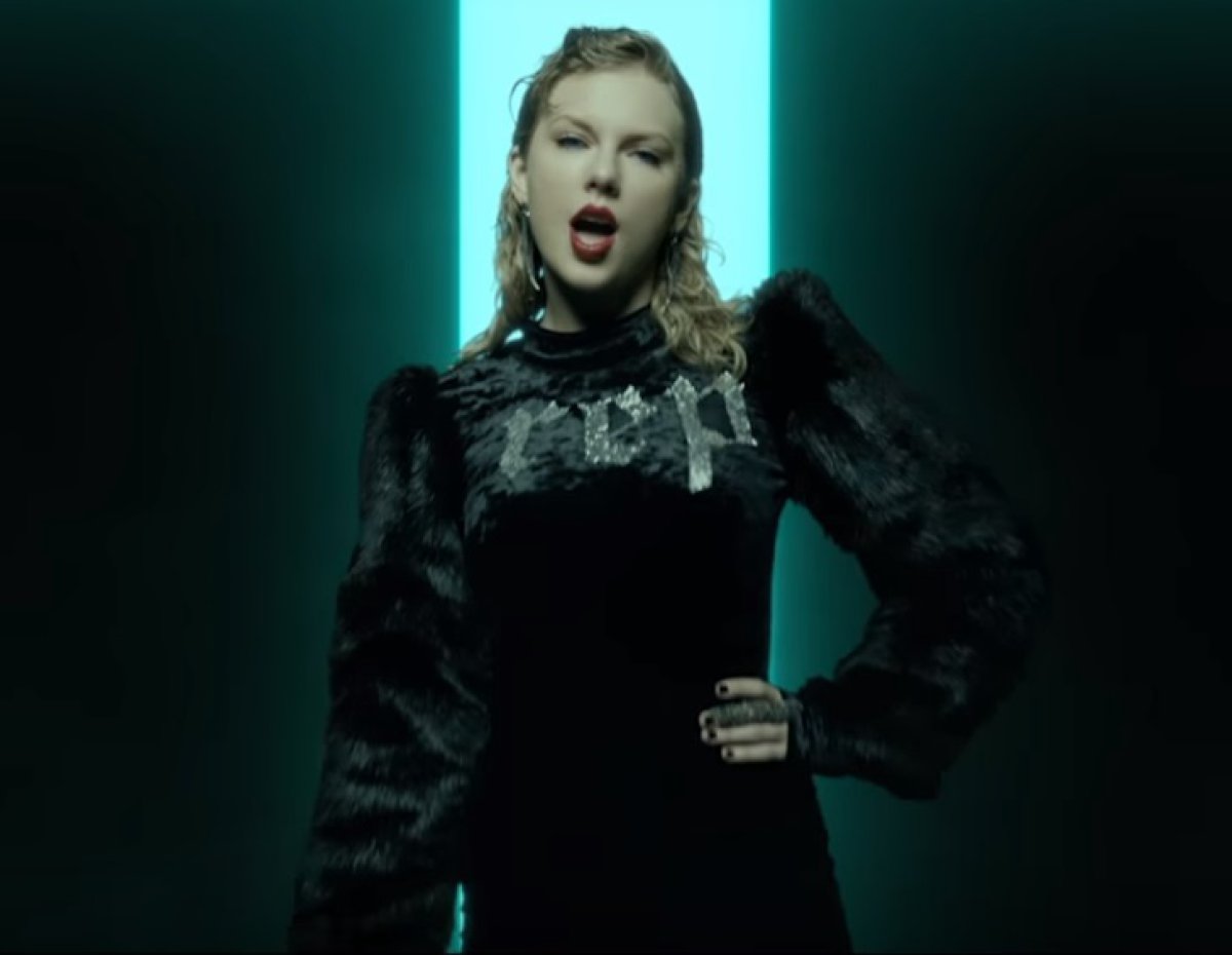 El último vídeo de Taylor Swift echa el resto con sus 'looks' El último vídeo de Taylor Swift echa el resto con sus 'looks'