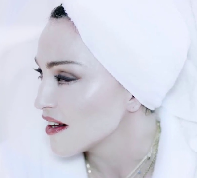 Madonna lanza la campaña de su línea de belleza y hay un detalle fuerte Madonna lanza la campaña de su línea de belleza y hay un detalle fuerte