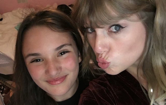 ¿Cómo reaccionarías si Taylor Swift comienza a seguirte en redes y aparece en tu casa? ¿Cómo reaccionarías si Taylor Swift comienza a seguirte en redes y aparece en tu casa?