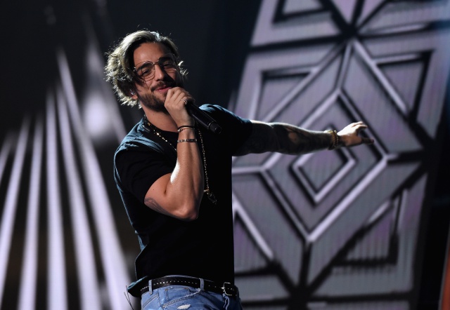 Del polémico beso de Maluma con su tía al fichaje de Ronaldinho para su último videoclip Del polémico beso de Maluma con su tía al fichaje de Ronaldinho para su último videoclip
