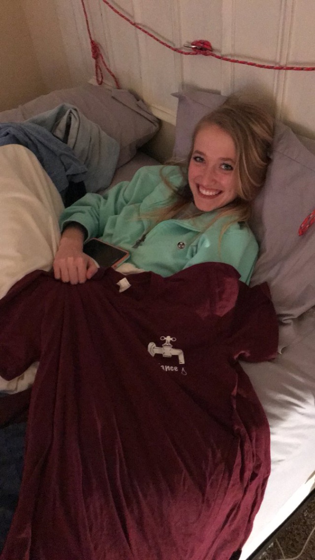 Envió esta foto de su novia a su madre y no se dio cuenta de un pequeño detalle Envió esta foto de su novia a su madre y no se dio cuenta de un pequeño detalle
