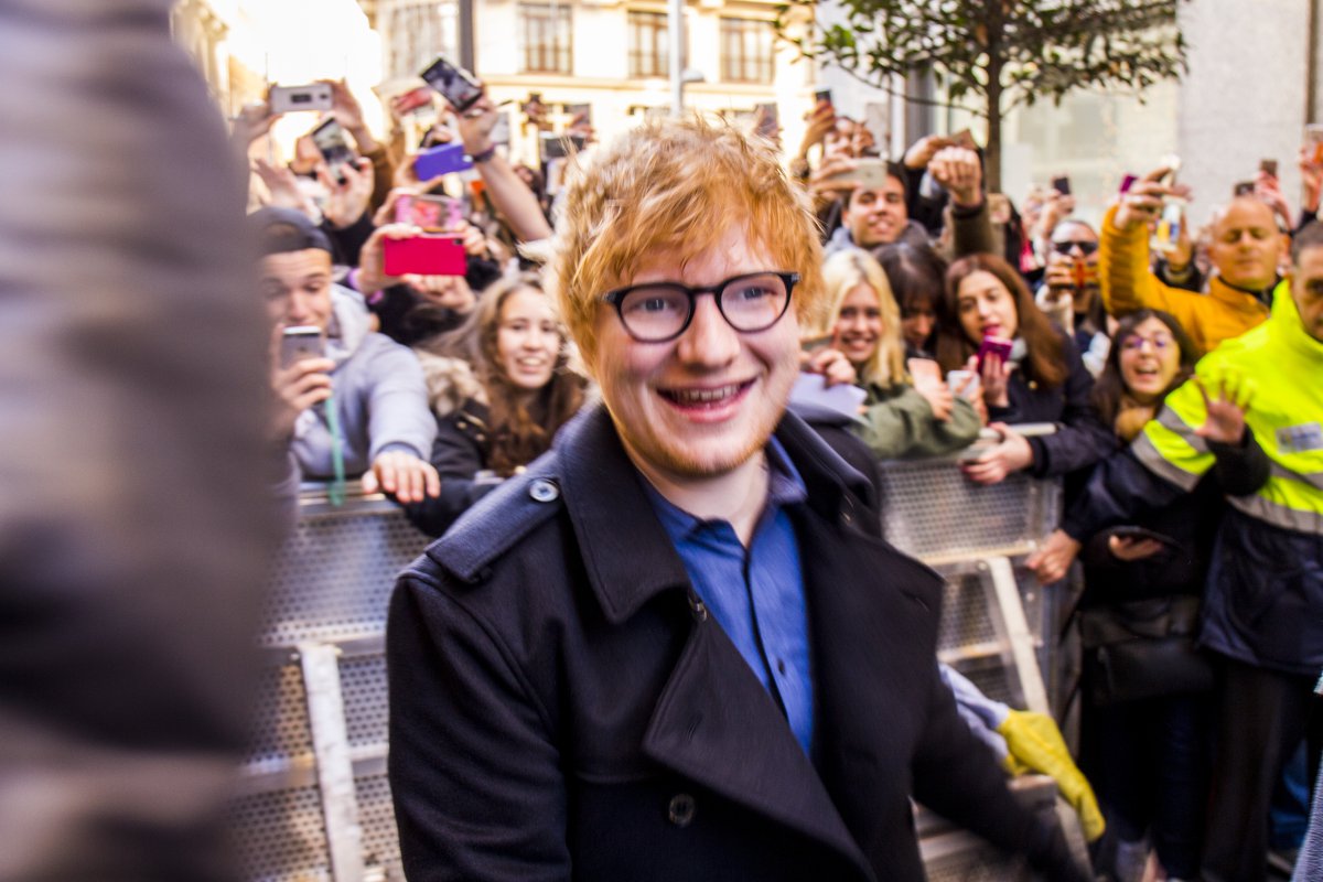 Los mejores momentos de Ed Sheeran en LOS40: desde tatuándose nuestro logo a dando toques con el balón Los mejores momentos de Ed Sheeran en LOS40: desde tatuándose nuestro logo a dando toques con el balón