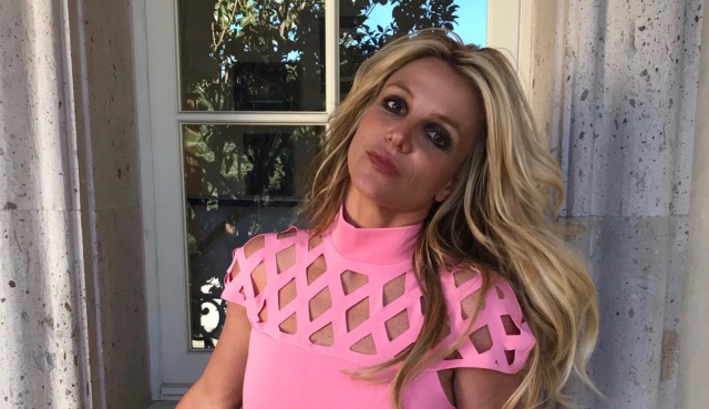 Britney Spears cumple su sueño: cantar una bonita canción con un vestido negro Britney Spears cumple su sueño: cantar una bonita canción con un vestido negro