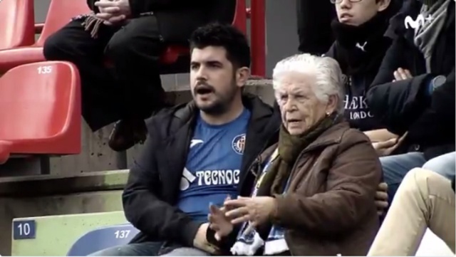 Lleva a su abuela al fútbol... y sus reacciones conquistan Twitter Lleva a su abuela al fútbol... y sus reacciones conquistan Twitter