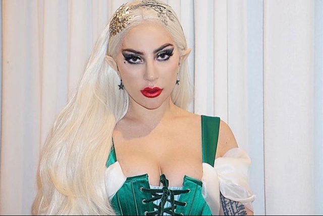 Lady Gaga nos felicita la Navidad como una “elfo traviesa” Lady Gaga nos felicita la Navidad como una “elfo traviesa”