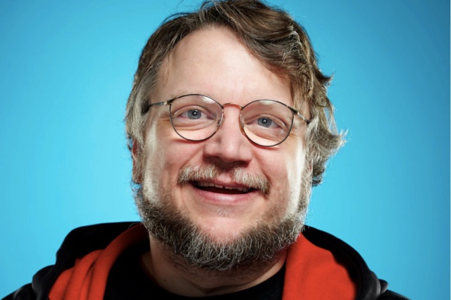 Le pide retuit a Guillermo Del Toro y este le dona 500 euros Le pide retuit a Guillermo Del Toro y este le dona 500 euros
