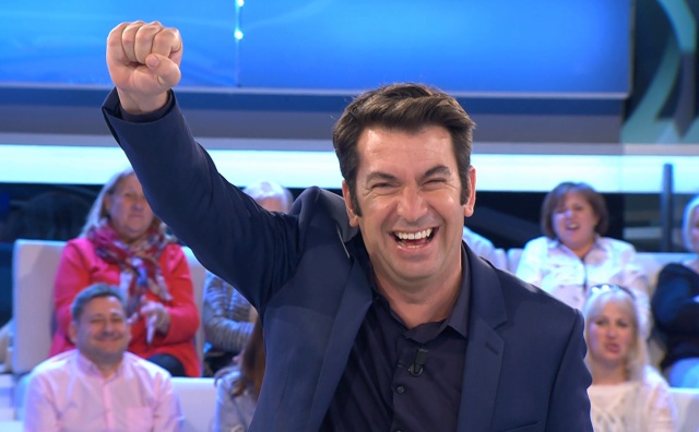 Arturo Valls interrumpe ‘Ahora caigo’ para acompañar al baño a un concursante Arturo Valls interrumpe ‘Ahora caigo’ para acompañar al baño a un concursante