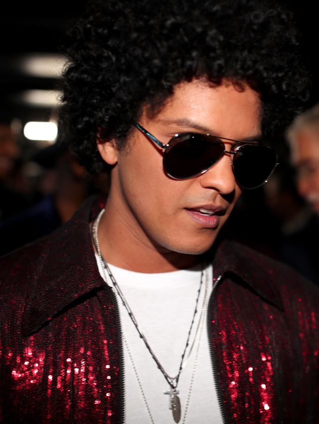 Bruno Mars hipnotiza con sus bailes Bruno Mars hipnotiza con sus bailes