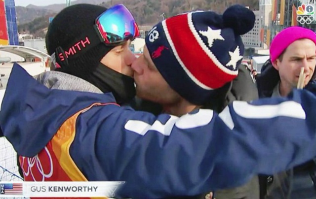 Por qué este beso está dando la vuelta al mundo Por qué este beso está dando la vuelta al mundo