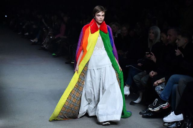 Cara Delevingne ha vuelto a la pasarela por un buen motivo Cara Delevingne ha vuelto a la pasarela por un buen motivo