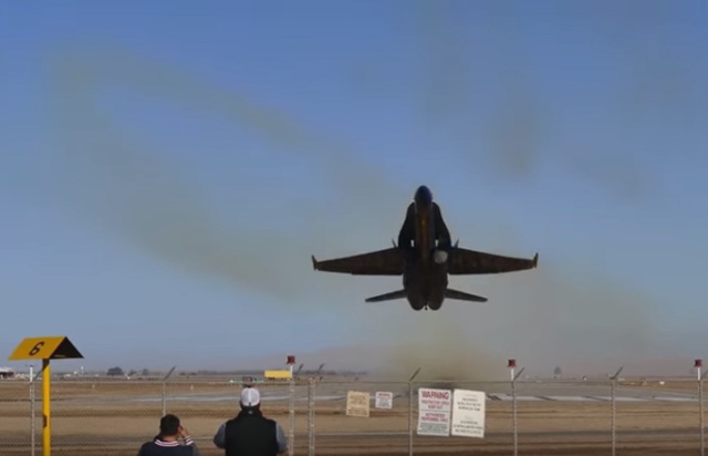 Esto es lo que pasa cuando ves despegar a un F18 a sólo unos metros Esto es lo que pasa cuando ves despegar a un F18 a sólo unos metros