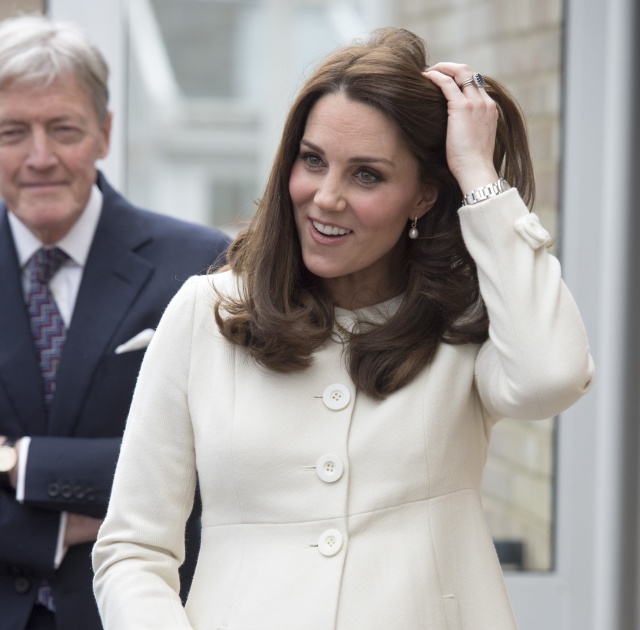 Un extraño detalle en los dedos de Kate Middleton, a debate en Reino Unido Un extraño detalle en los dedos de Kate Middleton, a debate en Reino Unido