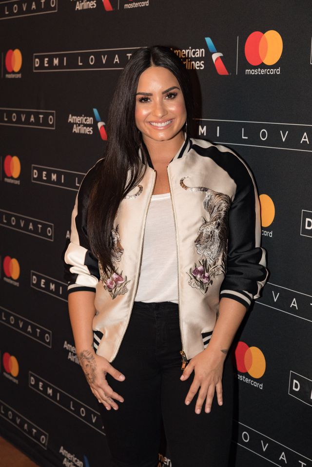 Demi Lovato y Alicia Keys se lavan los dientes, desmaquillan, quitan las extensiones… Demi Lovato y Alicia Keys se lavan los dientes, desmaquillan, quitan las extensiones…
