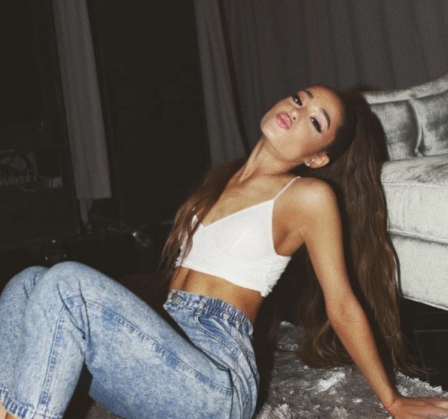 Ariana Grande pide a sus fans que no se pongan emojis en la cara Ariana Grande pide a sus fans que no se pongan emojis en la cara