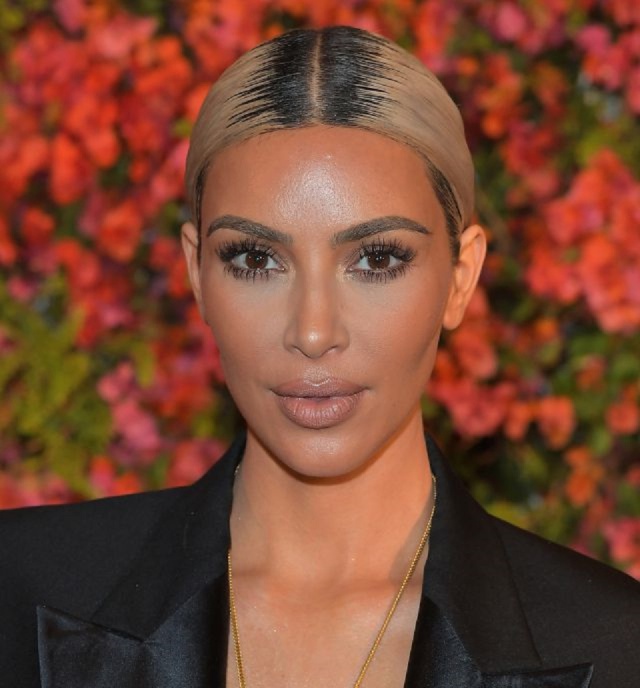 A Kim Kardashian se le va la mano con el Photoshop en una imagen A Kim Kardashian se le va la mano con el Photoshop en una imagen