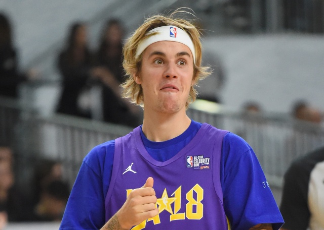 Justin Bieber sufre un pequeño accidente de tráfico y sus fans enloquecen Justin Bieber sufre un pequeño accidente de tráfico y sus fans enloquecen