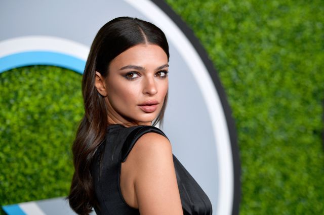 Emily Ratajkowski se ha buscado un aliado para aumentar la sensualidad de sus fotos Emily Ratajkowski se ha buscado un aliado para aumentar la sensualidad de sus fotos