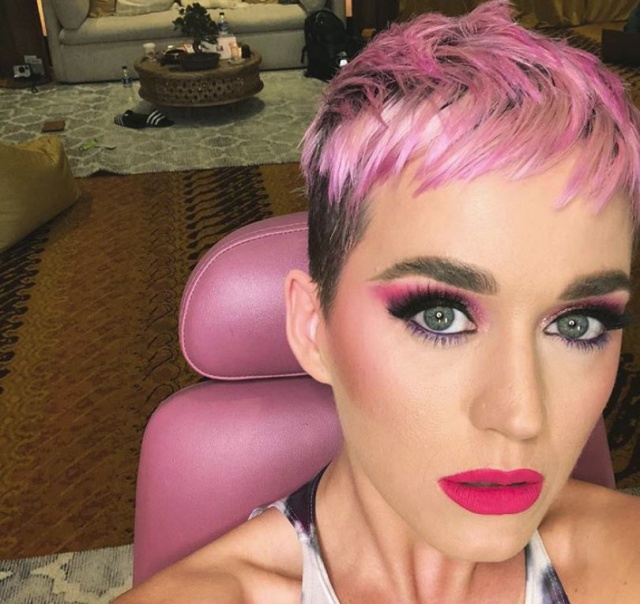 A Katy Perry se le rompen los pantalones en televisión A Katy Perry se le rompen los pantalones en televisión