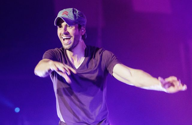Enrique Iglesias recibe una tarta de cumple y… ¡La lía! Enrique Iglesias recibe una tarta de cumple y… ¡La lía!