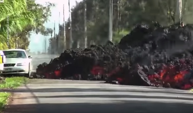 El vídeo que muestra lo que pasa cuando la lava toca a un coche El vídeo que muestra lo que pasa cuando la lava toca a un coche