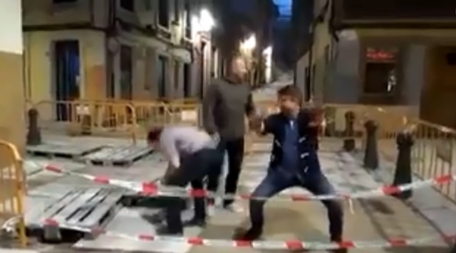 Tres amigos a lo loco en Gijón: posiblemente, el vídeo del año Tres amigos a lo loco en Gijón: posiblemente, el vídeo del año