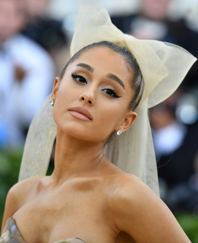 Ariana Grande nos sorprende con misterioso topless y nuevo novio Ariana Grande nos sorprende con misterioso topless y nuevo novio