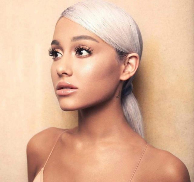 El primero de sus dos duetos con Nicki Minaj ya está aquí