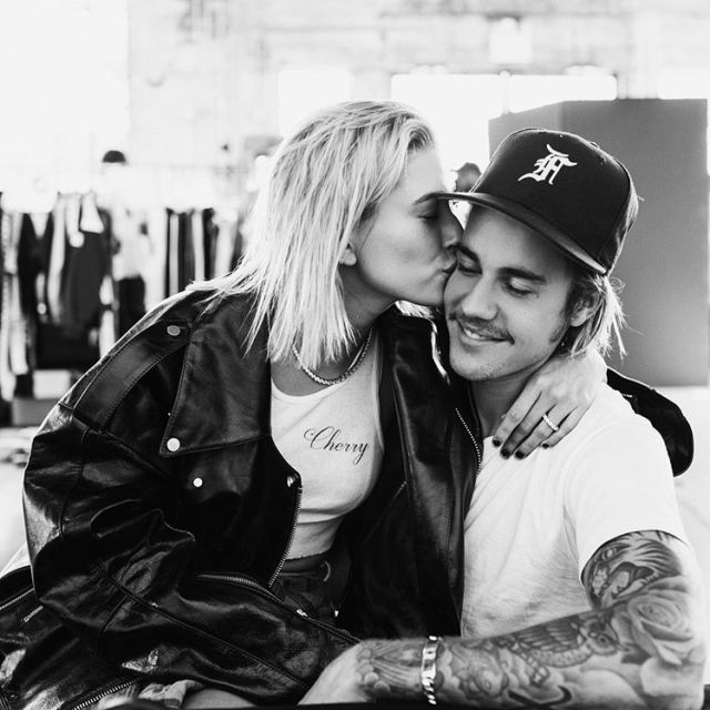 John Mayer destaca un detalle curioso en la foto de Justin Bieber y Hailey Baldwin John Mayer destaca un detalle curioso en la foto de Justin Bieber y Hailey Baldwin